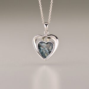 Anhänger 110-S, Hinteransicht mit sichtbarer Versiegelung der Asche oder Haare im Harz